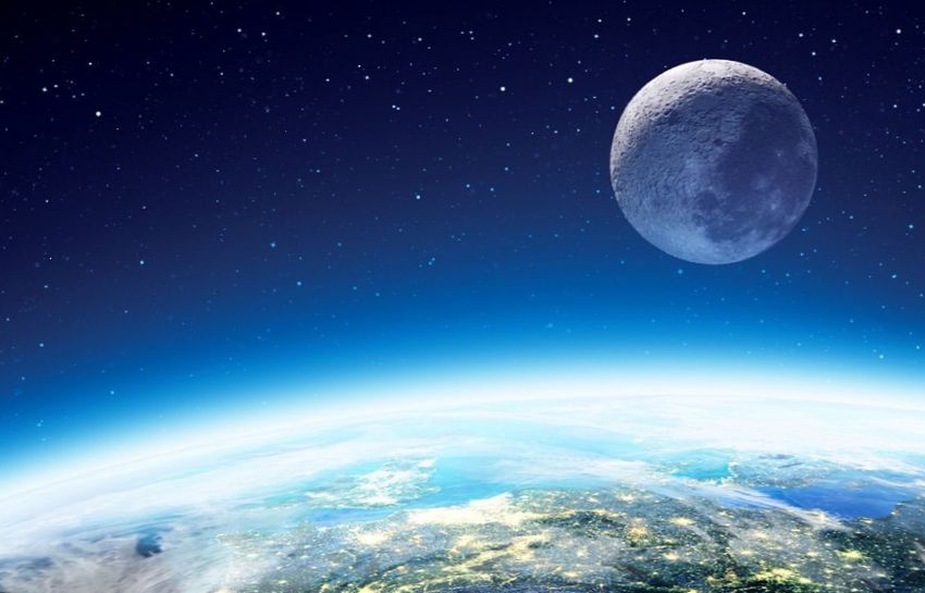 Луна находится от Земли на расстоянии почти в 385 тысяч километров, кроме того, она в четыре раза меньше нашей планеты.