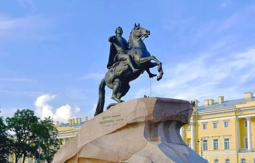 В 1712 году Петр Первый перевез в Петербург свой двор, правительство, сенат, вслед переехали все посольства. Это и стало формальным перемещением столицы.