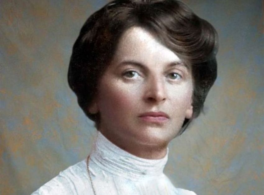 Владимир Ленин познакомился с Инессой Арманд, урождённой Элизабет Пешё Д`Эрбанвилль, когда ей было 35 лет, а ему самому - 39.