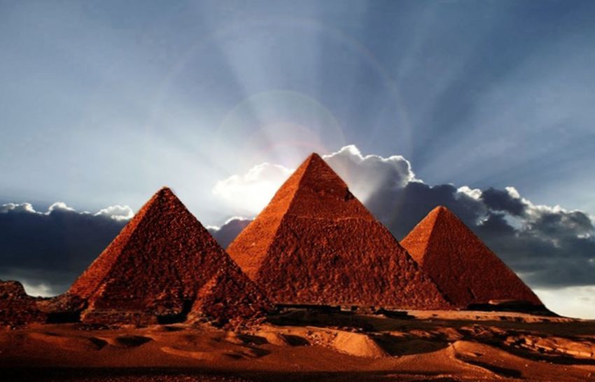 Знаменитый археолог Захи Хавасс говорит, что не верит в проклятие пирамид и тайны фараонов, а также осуждает лжеученых, которые говорят, что видели в пирамидах знаки внеземных цивилизаций.