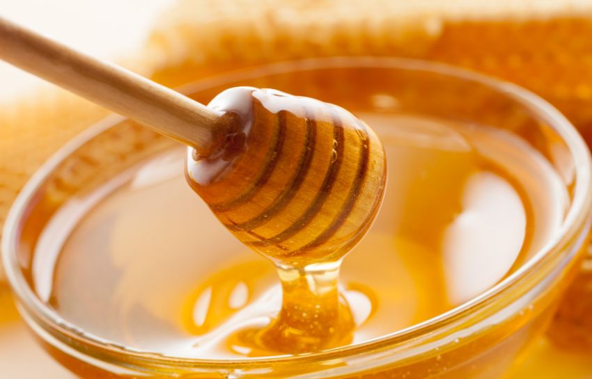 ученые подтвердили противовирусные и антиоксидантные свойства меда, а также его усиление действия антибиотиков.
