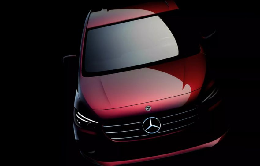 Mercedes-Benz опубликовал тизер нового пассажирского компактвэна T-Class, впервые анонсированного еще два года назад. Теперь немцы назвали дату премьеры автомобиля, который дебютирует 26 апреля 2022 года.