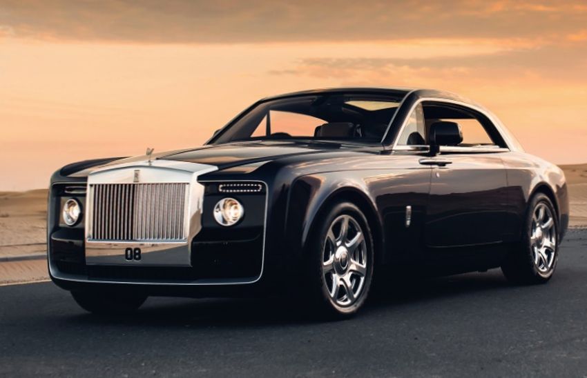 Главный дизайнер марки Жиль Тейлор заявил, что эта модель является эквивалентом высокой моды в автомобилестроении. Rolls-Royce Sweptail имеет атмосферный двигатель объемом 6,75 л.