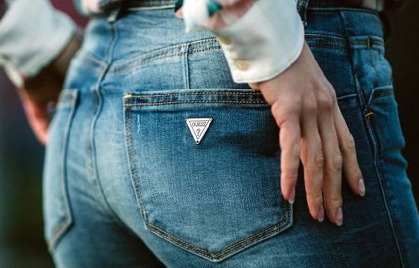 манекенщицы марок Dries van Noten и Victoria Beckham продемонстрировали на дефиле стеганые джинсовые куртки