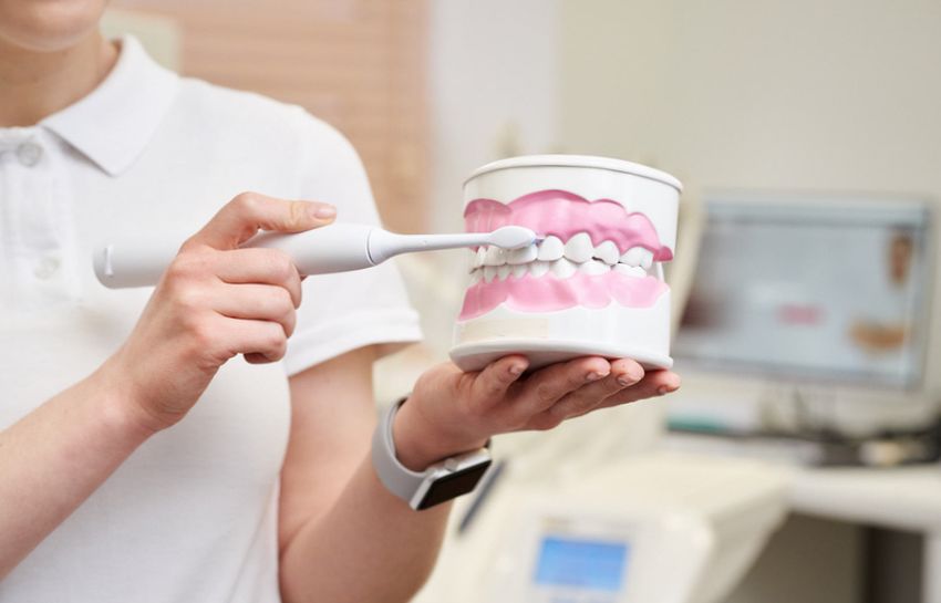 Медицинский специалист утверждает, что для чистки зубов необязательно использовать зубную пасту. Однако при такой чистке зубную щетку будет необходимо менять каждые две недели.