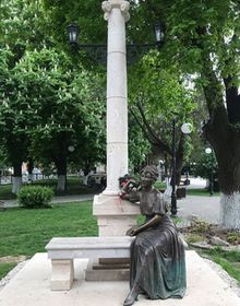 Памятник актрисе и певице, самой известной венгерской примадонне ХХ века Шари Федак Шари Федак (Fedak Sari, 1879 - 1955) - венгерская актриса и певица, одна из самых известных примадонн своего времени.