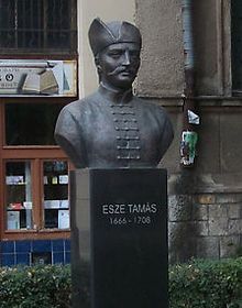 Бюст Томашу Эссе (Esze Tamás, 1666-1708) - вождю воинов-куруцев (крестоносцев). 22 мая 1703 на торговой площади Берегового Томаш Эссе объявил восстание против Габсбургов. Бюст Томашу Эссе был установлен 21 иая 2012 года.