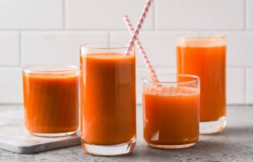 Один стакан (250 мл) морковного сока содержит более 250% дневной нормы витамина А, необходимого для здоровья глаз, в основном в форме бета-каротина.