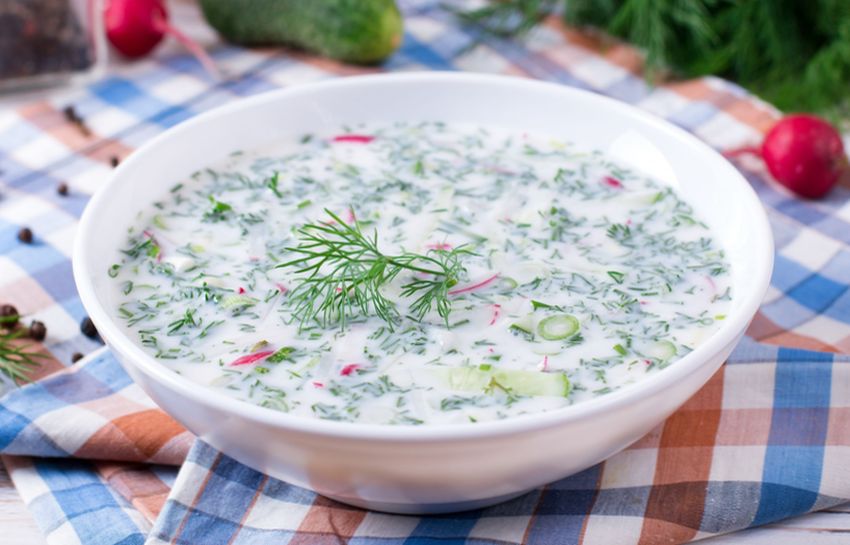 Окрошка — это летнее русское блюдо, гибрид супа и салата. Этот освежающий суп — нечто среднее между двумя блюдами: вариант салата оливье в виде супа и без майонезной заправки.