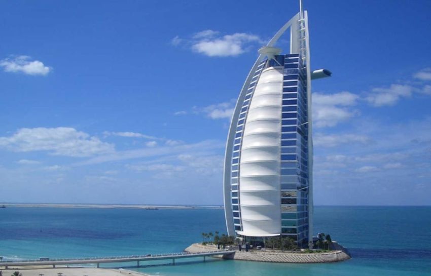 Бурдж аль-Араб — один из самых дорогих отелей в мире по стоимости проживания.