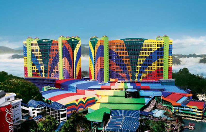 Отель находится в столице Малайзии Куала-Лумпур. Отель относится к классу эконом, имея всего три звезды. С момента открытия, с 2006 года, комплекс успели посетить более 35,5 миллионов гостей.