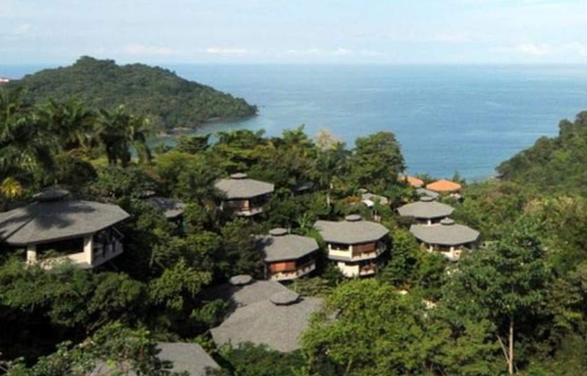 Tulemar Bungalows & Villas расположен в джунглях на склоне холма с видом на Тихий океан.
